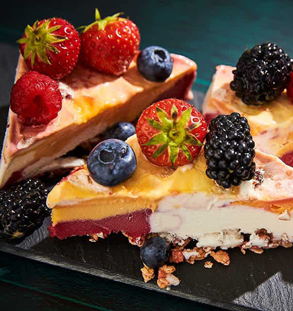 Saldējuma kūka ar musli un ogām