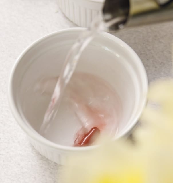 1. Trauciņā sajauc olu krāsošanas pulveri ar siltu ūdeni un etiķi