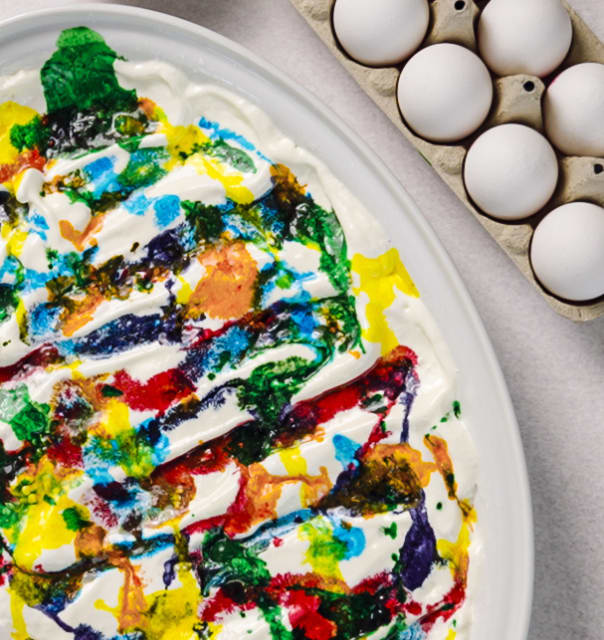 2. Traukā izlīdzini 2 iepakojumus putukrējuma un pārlej ar krāsām