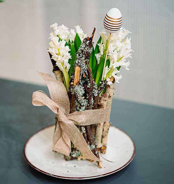 3 ziedu kompozīcijas Lieldienu galdam