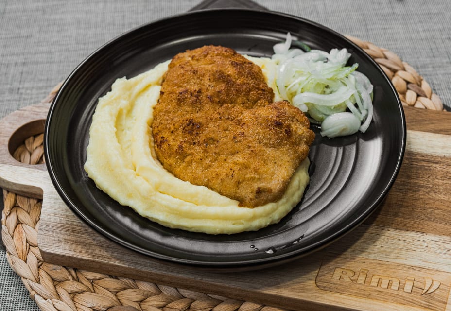 Karbonāde ar kartupeļu biezeni un melno piparu mērci