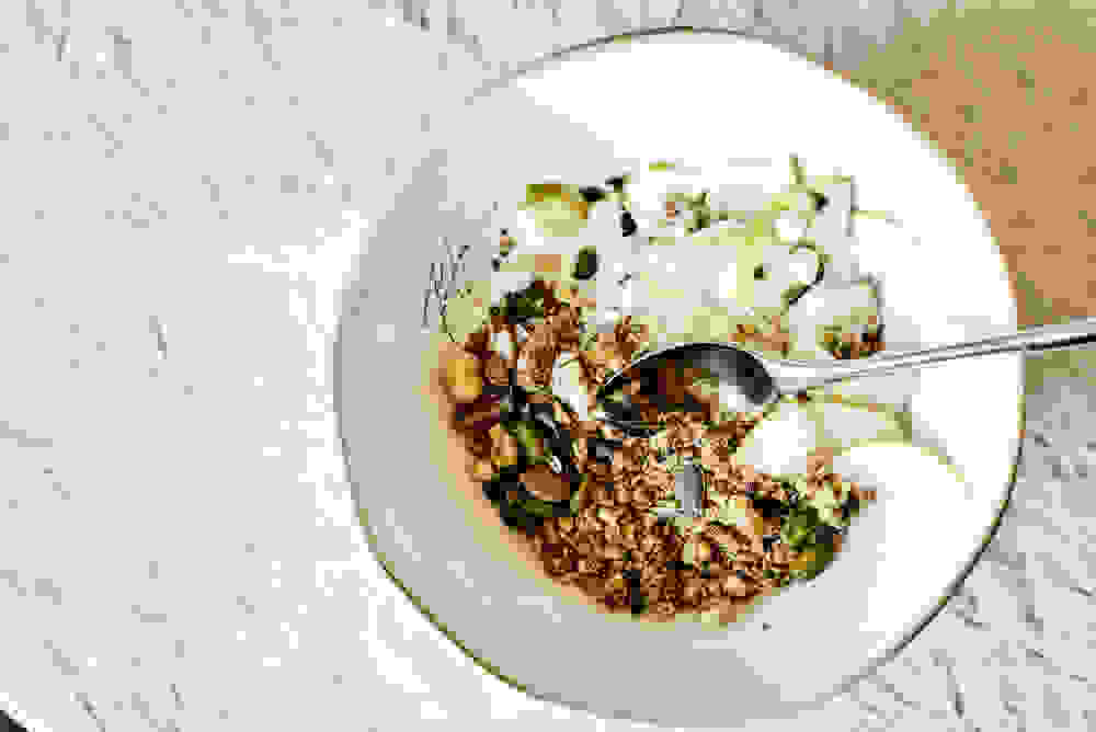Granola ar jogurtu un kompotu