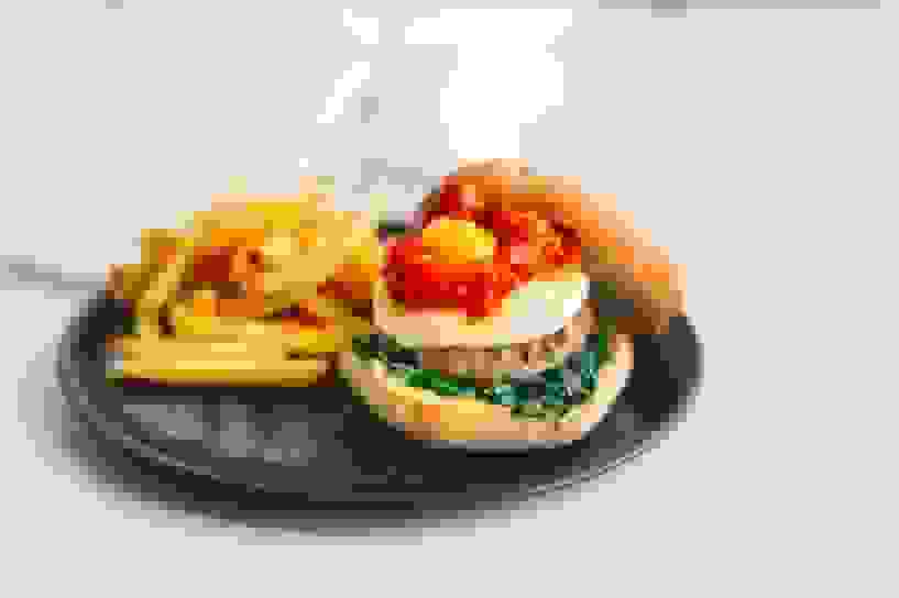 Burgeri ar mozarella un krāsnī ceptiem tomātiem