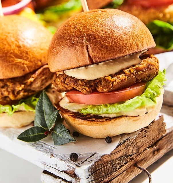Marinētas sojas burgers ar humosu