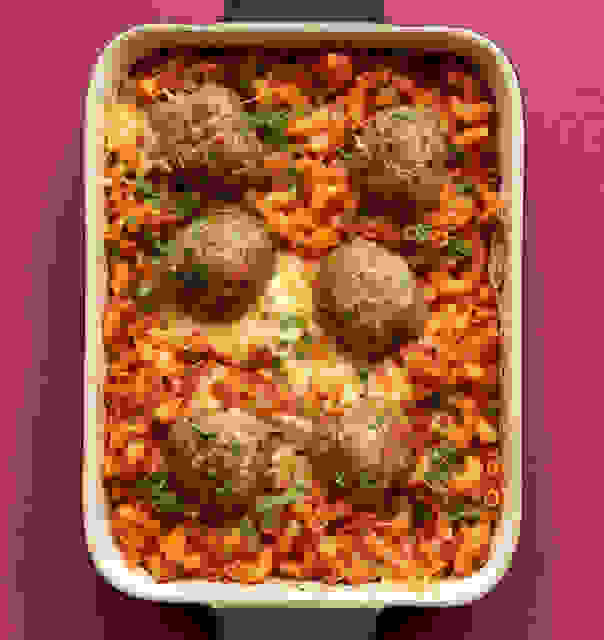 Pastas sacepums ar gaļas bumbiņām