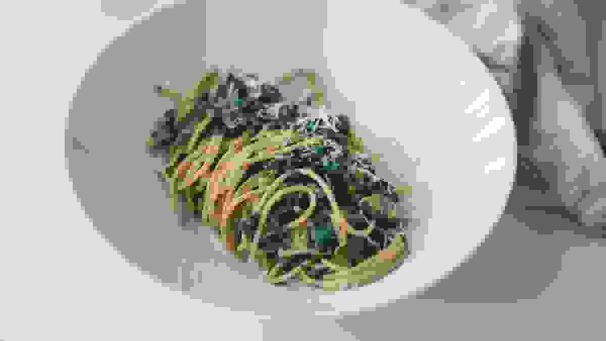 Pilngraudu spageti ar sēņu un spinātu krēmu