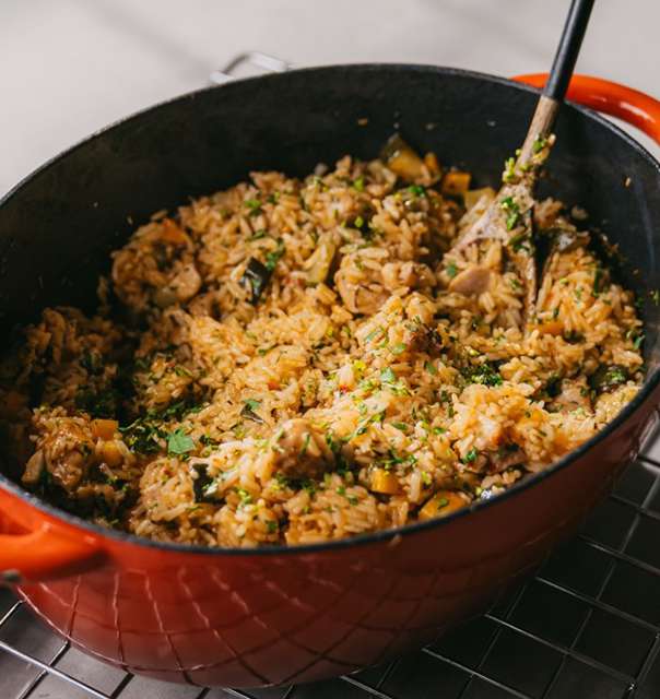 Vienas pannas rīsu sautējums ar dārzeņiem un vistu