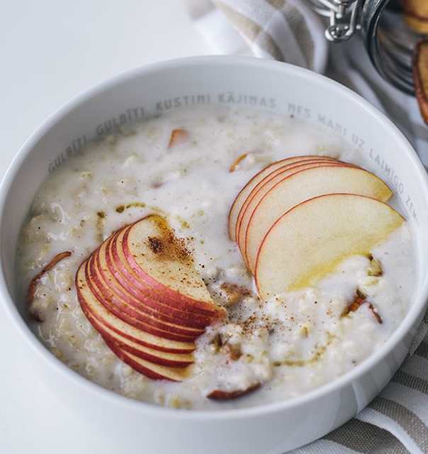 Krēmīgā auzu putra ar kanēli un ābolu