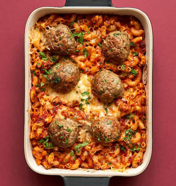 Pastas sacepums ar gaļas bumbiņām