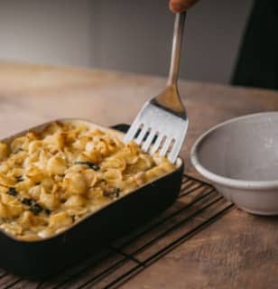 Makaronu sacepums ar sieru un pupiņām