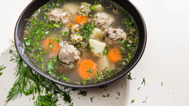 Frikadeļu zupas recepte